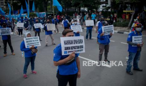 Sejumlah massa melakukan aksi unjuk rasa di kawasan Patung Kuda Arjuna Wiwaha, Jakarta, Kamis (10/12). Aksi unjuk rasa yang diikuti oleh masyarakat dari berbagai elemen seperti buruh hingga mahasiswa tersebut dalam rangka memperingati Hari Hak Asasi Manusia (HAM) Internasional tahun 2020. Selain itu, aksi tersebut juga menuntut dihapuskannya Omnibus Law UU Cipta Kerja serta menuntut kenaikan upah buruh pada 2021. Republika/Thoudy Badai