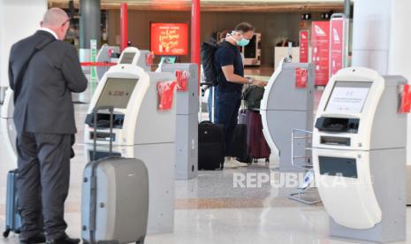 Penumpang melakukan check in untuk penerbangan Qantas perdana tujuan Sydney dan Adelaide sejak pembatasan perbatasan COVID-19 dicabut di Bandara Domestik Sydney, Australia, Kamis (24/9). Penduduk New South Wales (NSW) kini dapat melakukan perjalanan ke Australia Selatan untuk pertama kalinya sejak hampir enam bulan dimana negara tidak menemukan adanya kasus penularan COVID-19 selama dua hari terakhir. EPA-EFE/DEAN LEWINS AUSTRALIA AND NEW ZEALAND OUT