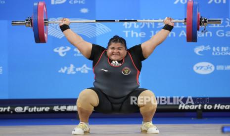 Nurul Akmal, salah satu lifter Indonesia yang akan berlaga di cabang olahraga angkat besi Olimpiade Paris 2024.