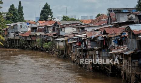 Suasana pemukiman di area bantaran Kali Ciliwung, Jakarta, Senin (8/3). Wakil Gubernur DKI Jakarta Ahmad Riza Patria mengatakan pembebasan lahan untuk normalisasi Kali Ciliwung sepanjang 10 kilometer dari sisi kiri dan kanan membutuhkan anggaran sebesar Rp 5 triliun. Republika/Thoudy Badai