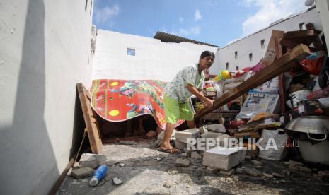 Sebagian korban angin puting beliung di Kabupaten Ogan Komering Ulu (OKU), Sumatera Selatan, masih berada di tempat pengungsian karena rumah mereka tidak dapat ditempati.