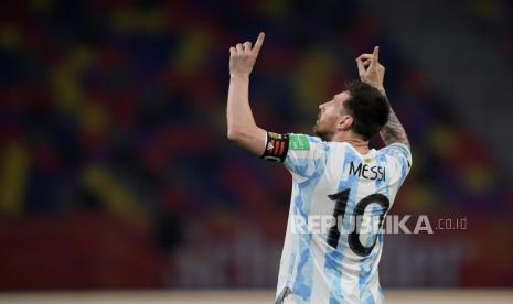 Pemain Argentina Lionel Messi melakukan selebrasi setelah mencetak gol ke gawang Chile pada pertandingan sepak bola kualifikasi Piala Dunia Qatar 2022 Amerika Selatan antara Chile dan Argentina di Santiago del Estero, Argentina, 03 Juni 2021.