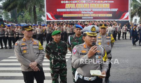 Ditlantas Polda Jawa Barat (Jabar) Kombes Pol Wibowo menyamnpaikan keterangan pers usai mengikuti Apel Gelar Pasukan Operasi Kepolisian Terpusat Ketupat Lodaya 2024 Dalam Rangka Pengamanan Idul Fitri 1445 H, di depan Gedung Sate, jalan Diponegoro, Kota Bandung, Rabu (3/4/2024). Apel gelar pasukan ini merupakan bentuk kesiapan sinergisitas TNI-Polri dengan stakeholder terkait dalam rangka pengamanan mudik dan perayaan hari raya Idul Fitri 1445 H. Operasi Ketupat Lodaya 2024 dilaksanakan selama 13 hari di mulai pada tanggal 4 April-16 April 2024.