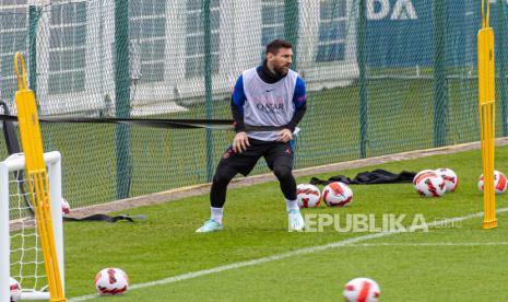  Lionel Messi mengikuti sesi latihan tim di kompleks olahraga Camp des Loges di Saint Germain en Laye, dekat Paris, Prancis, Kamis (5/1/2023).