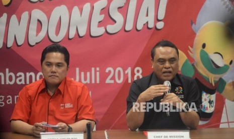 Cheif de Mission Tim Indonesia Komjen Pol Syafruddin (kanan) dan Ketua Umum KOI Erick Thohir memberikan keterangan terkait pelaksanaan Asian Games Fun Run di Jakarta, Kamis (28/6).