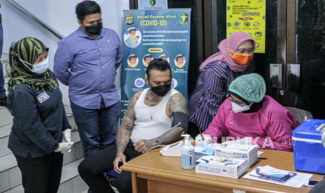 Musisi I Gede Ari Astina alias Jerinx memeriksa kesehatan sebelum menerima vaksin Covid-19 Sinovac dosis pertama di Poliklinik Biddokes Polda Metro Jaya, Jakarta, Ahad (15/8). Jerinx akhirnya menerima vaksin Covid-19 dosisi pertama setelah melakukan konsultasi dengan  dokter ahli virology. setelah menjalani vaksin, drumer Band Superman Is Dead tersebut mengajak masyarakat untuk tidak takut menjalani Vaksin Covid-19 agar Indonesia segera bangkit dari pandemi.  Republika/Thoudy Badai