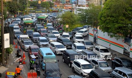 Pengendara terjebak macet di jalan menuju kawasan wisata Malioboro, Yogyakarta, Ahad (24/12/2023). Libur Nataru 2023 kawasan wisata Malioboro menjadi tujuan akhir wisatawan di Yogyakarta. Imbasnya jalan akses menuju kawasan Malioboro padat merayap. Mayoritas lalu-lintas didominasi oleh kendaraan pribadi.