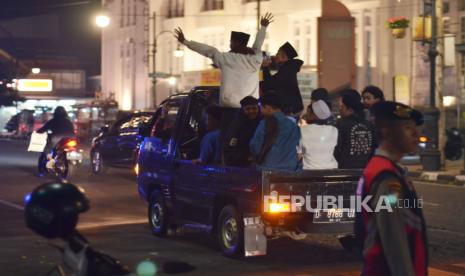 Konvoi menggunakan mobil pikap (ilustrasi). Polres Lombok Tengah mengingatkan masyarakat untuk tidak merayakan malam tahun baru menggunakan mobil pikap.