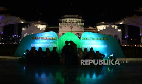 Siluet umat Islam saat bersiap menggelar tabligh akbar memperingati 1 Muharram 1445 Hijriyah dan refleksi 21 tahun Syariat Islam di Masjid Raya Baiturrahman, Banda Aceh, Aceh, Rabu (19/7/2023). Peringatan yang dihadiri seluruh unsur masyarakat dan tokoh agama itu mengangkat tema Doa Untuk Negeri dan Hijrah Menuju Masyarakat Madani . 