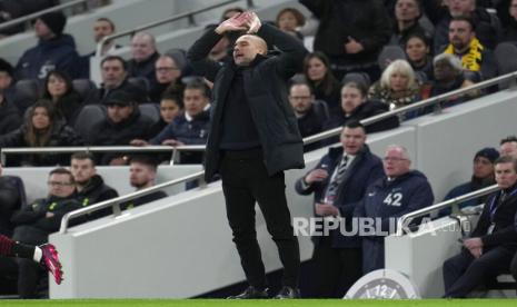 Pelatih kepala Manchester City Pep Guardiola bereaksi pada pertandingan sepak bola Liga Premier Inggris antara Tottenham Hotspur dan Manchester City di Stadion Tottenham Hotspur di London, Senin (6/2/2023) dini hari WIB. City dalam posisi terjepit. 