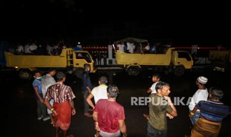 Sejumlah etnis rohingya menunggu kepastian penampungan di dalam drum truk di halaman kantor bupati Aceh Utara, Aceh, Kamis (24/11/2022). Sebanyak 110 pengungsi Rohingya yang terdampar di perairan Desa Lhok, Kecamatan Muara Batu, Aceh Utara pada Selasa (15/11/) diangkut  paksa oleh warga ke kantor bupati Aceh Utara karena kesal tidak ada kepastian pemindahan rohingya dari desa warga.