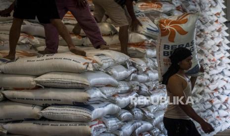 Pekerja mengangkut karung beras di Gudang Bulog Subdivre Lebak-Pandeglang, Lebak, Banten, Senin (21/12/2020). 