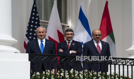  Perdana Menteri Israel Benjamin Netanyahu, kiri, Menteri Luar Negeri Uni Emirat Arab Abdullah bin Zayed al-Nahyan, dan Menteri Luar Negeri Bahrain Khalid bin Ahmed Al Khalifa berdiri di Balkon Kamar Biru selama upacara penandatanganan Kesepakatan Abraham di Halaman Selatan Gedung Putih, Selasa (15/9/2020), di Washington. 