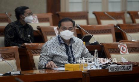 Menteri Perdagangan (Mendag) Muhammad Lutfi mengikuti rapat kerja dengan Komisi VI DPR RI di Kompleks Parlemen, Senayan, Jakarta, Kamis (17/3/2022). Rapat tersebut membahas kelangkaan dan harga Minyak Goreng sekaligus membahas mengenai harga komoditas dan kesiapan dalam stabilisasi harga dan pasokan barang kebutuhan pokok menjelang puasa dan lebaran.Prayogi/Republika.