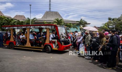 Pengunjung mengantre untuk menaiki bus wisata di Taman Mini Indonesia Indah (TMII), Jakarta, Ahad (20/11/2022). Uji Coba Wajah Baru TMII tersebut setelah revitalisasi fasilitas sarana dan prasarana yang dibuka untuk umum dengan kuota terbatas 5.000 orang dari pukul 06.00 WIB - 16.00 WIB serta pembelian tiket masuk melalui online. Republika/Putra M. Akbar