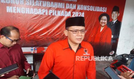 Politikus Partai Demokrasi Indonesia Perjuangan (PDIP) Danang Maharsa resmi maju pada Pilkada Sleman 2024. Danang mengembalikan formulir pendaftaran calon kepala daerah ke Kantor DPC PDIP Sleman, Kamis (9/5/2024). 