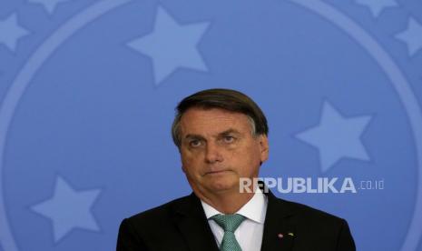 Pejawat Presiden Jair Bolsonaro yang dikritik atas penanganan pandemi Covid-19 dan serangannya pada sistem pemungutan suara berhadapan dengan mantan presiden  Luiz Inacio Lula da Silva yang sangat populer tapi dinyatakan bersalah atas penyuapan pada 2017 lalu.