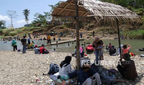 Warga mengisi hari libur di Sungai Opak, kawasan ekowisata Sriharjo, Bantul, Yogyakarta, Ahad (13/9). Pemerintah Kabupaten Bantul, Daerah Istimewa Yogyakarta (DIY), akan melakukan pembatasan pada kegiatan menyusul diterbitkannya aturan terkait PSBB diperketat untuk Jawa-Bali.