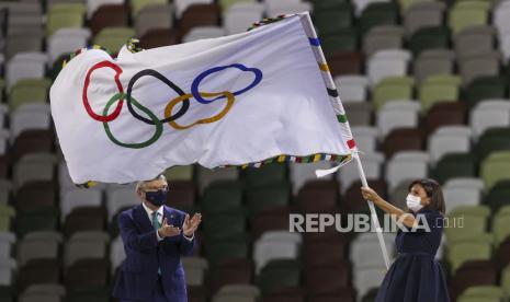  Walikota Paris Anne Hidalgo mengibarkan bendera Olimpiade setelah menerimanya dari Presiden Komite Olimpiade Internasional Thomas Bach saat upacara penutupan di Stadion Olimpiade pada Olimpiade Musim Panas 2020, Minggu, 8 Agustus 2021, di Tokyo, Jepang. Anggota senior Komite Olimpiade Internasional (IOC) Craig Reedie mengatakan, atlet Rusia dan Belarusia kemungkinan akan dilarang berpartisipasi dalam perhelatan Olimpiade Paris 2024. 