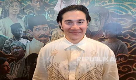 Aktor Vino G Bastian memerankan sosok Buya Hamka di film biografi Buya Hamka. 