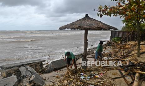 Gubernur Jawa Tengah Ganjar Pranowo berencana mengadopsi tetrapod yang digunakan di pesisir Bonang, Rembang untuk dimanfaatkan di sepanjang garis Pantai Utara (Pantura) Jateng sebagai upaya mengurangi abrasi dan rob/ilustrasi.