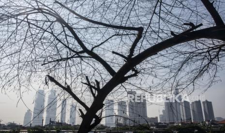 Deretan gedung bertingkat terlihat dari kawasan Petamburan, Jakarta, Ahad (19/4/2020). Kementerian Keuangan (Kemenkeu) mencatat, besaran defisit Anggaran Pendapatan dan Belanja Negara (APBN) hingga 31 Mei sebesar Rp 179,6 triliun atau 1,10 persen persen terhadap Produk Domestik Bruto (PDB).