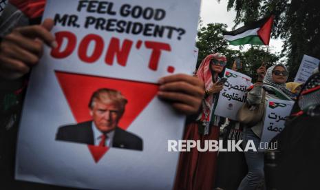 Pengunjuk rasa mengikuti aksi damai solidaritas untuk Palestina di depan Kedutaan Besar Amerika Serikat di Jakarta, Jumat (17/1/2025).