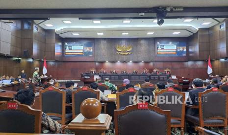 Suasana sidang lanjutan gugatan sengketa pemilu dengan agenda mendengarkan keterangan saksi dan ahli pemohon Tim Hukum Nasional Anies Baswedan-Muhaimin Iskandar 