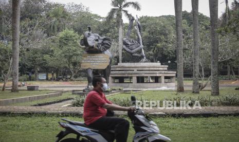 Ganjil Genap Berlaku di Ragunan Mulai Jumat. Petugas melintas di kawasan Taman Margasatwa Ragunan (TMR) yang tutup sementara saat Pemberlakuan Pembatasan Kegiatan Masyarakat (PPKM) di Jakarta, Ahad (1/8/2021). Pengelola Taman Margasatwa Ragunan mengoptimalkan wisata virtual bagi masyarakat melalui siaran langsung media sosial (Instagram) agar pengunjung tetap dapat menikmati wisata satwa selama PPKM. 