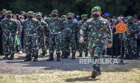 Kepala Staf Angkatan Darat (KSAD) Jenderal TNI Dudung Abdurachman menjadi inspektur upacara pada upacara pemakaman secara militer di Taman Makam Pahlawan (TMP) Cikutra, Kota Bandung, Sabtu (29/1/2022). Sertu Anumerta M Rizal Maulana Arifin merupakan salah satu dari tiga prajurit TNI yang gugur saat tugas dalam baku tembak dengan Kelompok Kriminal Bersenjata (KKB) di Distrik Gome, Kabupaten Puncak, Papua pada Kamis (27/1/2022) pagi. Upacara pemakaman tersebut dipimpin langsung oleh Kepala Staf Angkatan Darat (KSAD) Jenderal TNI Dudung Abdurachman sekaligus pemberian kenaikan pangkat serta santunan kepada keluarga yang ditinggalkan. Foto: Republika/Abdan Syakura