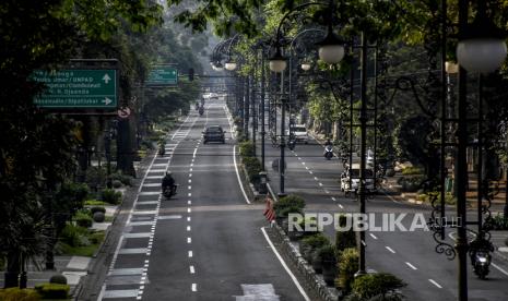 Sejumlah kendaraan melintas di Jalan Ir H Juanda, Kota Bandung, Rabu (21/7). Pemerintah Kota Bandung kembali memperpanjang dan mengubah istilah Pemberlakuan Pembatasan Kegiatan Masyarakat (PPKM) Darurat menjadi PPKM level 4 yang berlaku hingga 25 Juli sesuai dengan arahan Presiden Joko Widodo. Dalam penerapan PPKM level 4 tersebut Pemerintah Kota Bandung akan merelaksasi beberapa kebijakan di sektor ekonomi dan kegiatan sosial. Foto: Republika/Abdan Syakura