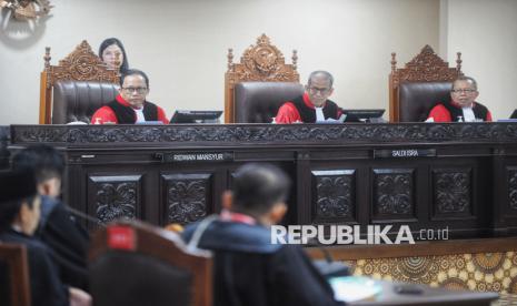 Hakim Konstitusi Saldi Isra  memimpin sidang perkara Perselisihan Hasil Pemilihan Kepala Daerah (PHP Kada) 2024 Panel 2 di Gedung MK, Jakarta, Rabu (8/1/2025). Mahkamah Konstitusi (MK) mulai menggelar sidang PHP Kada 2024 pada hari ini. Sidang dibuka dengan agenda pemeriksaan pendahuluan permohonan dari para pemohon.  MK telah meregistrasi 309 perkara Perselisihan Hasil Pemilihan Kepala Daerah (PHP Kada) 2024. Dari total tersebut, 23 di antaranya merupakan perkara PHP Gubernur dan Wakil Gubernur, sedangkan untuk PHP Walikota dan Wakil Walikota sebanyak 49 perkara, dan 237 lainnya merupakan perkara PHP Bupati dan Wakil Bupati. Persidangan PHP Kada 2024 ini menggunakan mekanisme panel, yang terdiri dari tiga. Adapun masing-masing panel ada tiga hakim konstitusi.