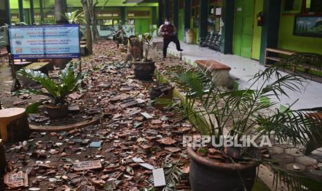 Potongan-potongan genteng dan puing-puing lainnya berserakan di tanah di sebuah sekolah setelah gempa bumi di Malang, Jawa Timur, Indonesia, Sabtu, 10 April 2021.