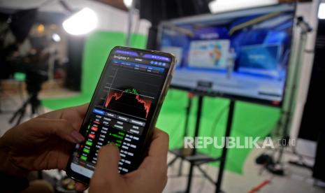 Karyawan menggunakan aplikasi BRIGHTS milik PT BRI Danareksa Sekuritas (BRIDS). ilustrasi