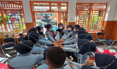 Tim ZI Lapas Perempuan Palembang Pakai Konektor Masker dan Selendang Karya WBP