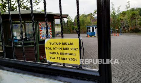 Pengumuman tutup di pintu masuk tempat wisata Floating Market di Jalan Grand Hotel, Kecamatan Lembang, Kabupaten Bandung Barat (KBB), Sabtu (8/5). Seluruh tempat wisata di KBB ditutup kembali terhitung mulai 7 hingga 14 Mei 2021. Penutupan objek wisata merupakan buntut kembalinya wilayah KBB ke zona merah atau resiko tinggi penyebaran Covid-19.