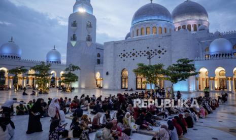 Warga menunggu waktu berbuka puasa saat mengikuti kegiatan buka puasa bersama di Masjid Sheikh Zayed, Solo, Jawa Tengah, Selasa (12/3/2024). 