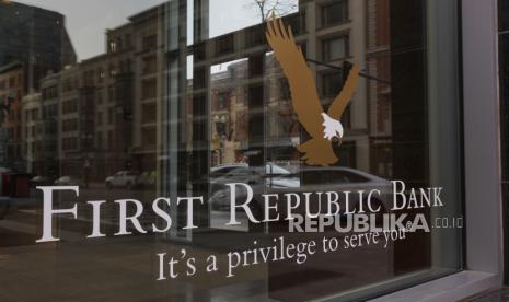  Sebuah tanda di luar First Republic Bank di Boston, Massachusetts, AS, Jumat (17/3/2023). Sebelas bank, termasuk JPMorgan Chase, Wells Fargo, secara kolektif mendepositkan 30 miliar dolar AS (28,224 miliar euro) untuk membantu menyelamatkan bank First Republic yang menghadapi kerugian dalam kepercayaan investor karena sejumlah besar simpanan yang tidak diasuransikan dan pertanyaan tentang likuiditas.