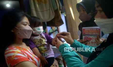 Petugas Puskesmas Kecamatan Menteng bersama kader PKK RW 02 Kelurahan Menteng melakukan sosialisasi terkait penyakit hepatitis akut disela pelaksanaan posyandu di Kawasan Pemukiman Jalan Ayer 5, Menteng, Jakarta, Rabu (18/5/2022). Melauli kegiatan program sosialisasi tersebut diharapkan dapat mencegah dan menghambat penularan penyakit hepatitis akut di masyarakat.Prayogi/Republika