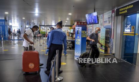 Sejumlah calon penumpang berjalan menuju pintu keberangkatan domestik di Bandara Husein Sastranegara, Kota Bandung.