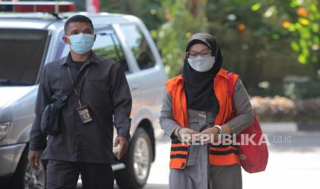 Terdakwa mantan Ketua Unit Pelayanan dan Pengadaan Badan Keamanan Laut (Bakamla) Leni Marlena (kanan) tiba untuk menjalani persidangan di Gedung Merah Putih KPK, Jakarta, Senin (26/7/2021). Sidang tersebut beragendakan pembacaan Tuntutan  oleh Jaksa Penuntut Umum KPK dalam kasus tindak pidana korupsi proyek pengadaan satelit pengawasan di Bakamla. 