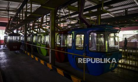 Wahana kereta gantung TMII, Jakarta, Kamis (8/4). Pemerintah melalui Kementerian Sekretariat Negara (Kemensetneg) mengambil alih pengelolaan Taman Mini Indonesia Indah (TMII) dari Yayasan Harapan Kita. Republika/Putra M. Akbar