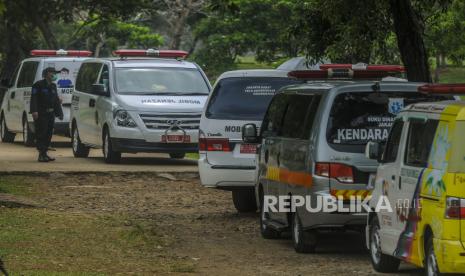 Sejumlah mobil ambulans yang membawa jenazah pasien Covid-19. Ilustrasi