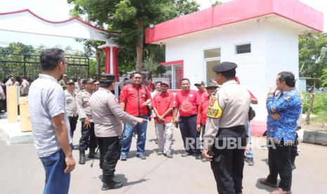 Jajaran Polres Indramayu melakukan pengamanan saat aksi unjuk rasa massa buruh di depan Kantor Disnaker Kabupaten Indramayu, Rabu (29/11/2023). 