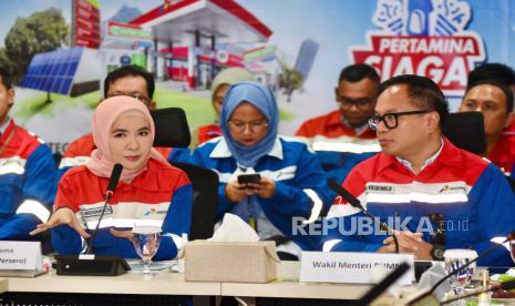 Wakil Menteri Badan Usaha Milik Negara (BUMN) Kartika Wirjoatmodjo bersama Direktur Utama PT Pertamina (Persero) Nicke Widyawati meninjau langsung kesiapan Integrated Terminal Jakarta (ITJ) di Plumpang, Tanjung Priok. 