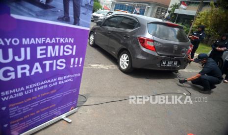 Petugas Dinas Perhubungan Kota Yogyakarta memasang alat pengukur emisi saat uji emisi gratis kendaraan roda empat di Yogyakarta, Kamis (14/9/2023). Uji emisi gratis ini untuk mengetahui kadar karbon kendaraan masyarakat. Selain itu juga untuk pemantauan pencemaran emisi sumber bergerak. Untuk kendaraan bensin yang diuji yakni kadar hidrokarbon dan karbon monoksida. Bagi kendaraan yang lolos akan diberikan sticker lulus uji emisi.