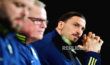 Zlatan Ibrahimovic (kanan) Swedia dan pelatih kepala Janne Andersson (2-L) menghadiri konferensi pers di Stockholm, Swedia, 22 Maret 2021.