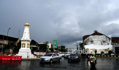 Mendung tebal menyelimuti kawasan Tugu, Yogyakarta.