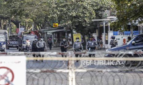 Petugas polisi berjaga-jaga di belakang barikade yang memblokir jalan menuju bank sentral ketika para demonstran melakukan protes terhadap kudeta militer di Yangon, Myanmar, 16 Februari 2021. Disinggungnya penerapan five point consensus dalam perbincangan telepon Presiden Joko Widodo (Jokowi) dengan Perdana Menteri Kamboja Hun Sen dinilai sebagai bentuk dukungan Indonesia atas keketuaan Kamboja di ASEAN untuk memajukan penyelesaian krisis Myanmar.