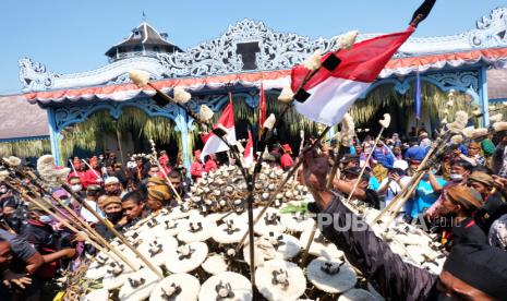 Warga dan sejumlah abdi dalem Keraton Kasunanan Surakarta Hadiningrat berebut gunungan estri saat acara Grebeg Besar di Solo, Jawa Tengah, Ahad (10/7/2022). Keraton Surakarta kembali menggelar Grebeg Besar usai dua tahun absen karena pandemi.